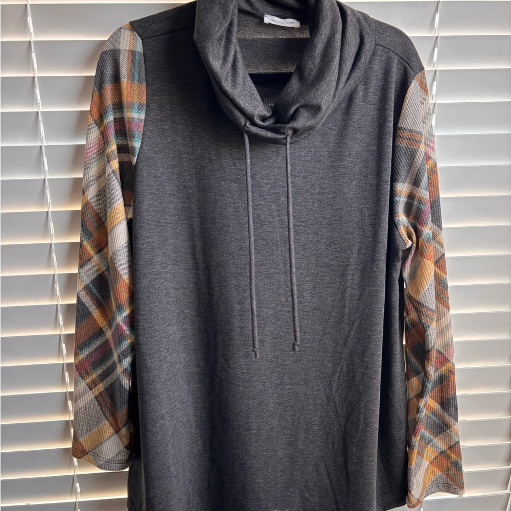 Chic Soul Gray Plaid Sleeve Top